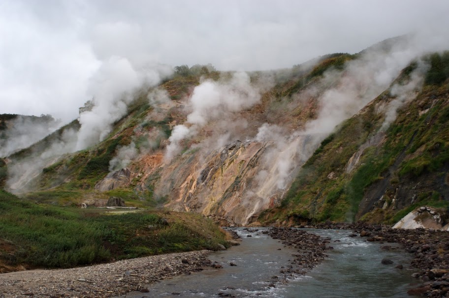 Долина гейзеров на Камчатке - единственное в Евразии скопление гейзеров.