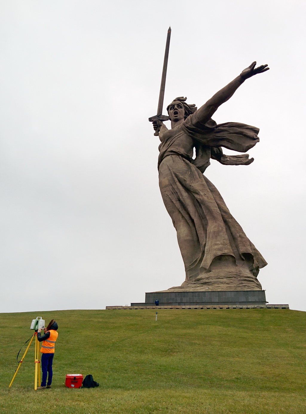 родина мать держит голову статуи свободы