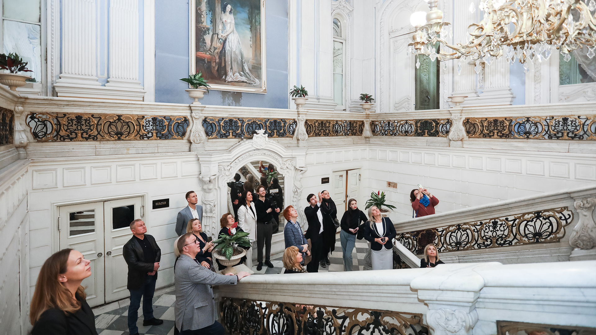 Экскурсии по роскошным залам дворца, которую провели научные сотрудники музея «Исаакиевский собор».
